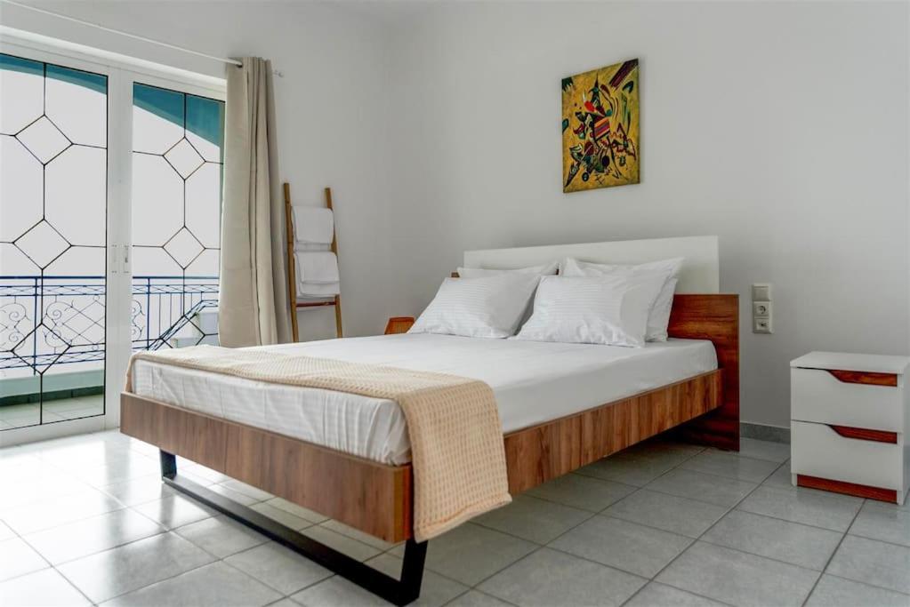 מיטה או מיטות בחדר ב-AZURE home