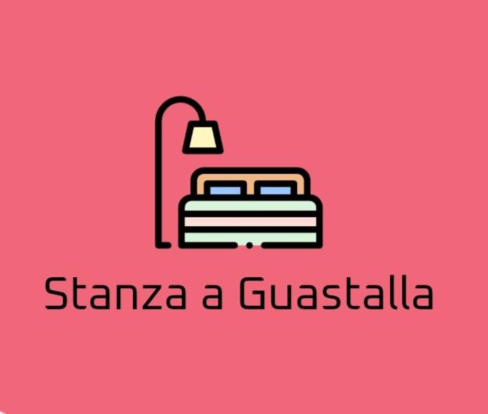 グアスタッラにあるStanza a Guastallaのピンクの背景の大腸菌のロゴ