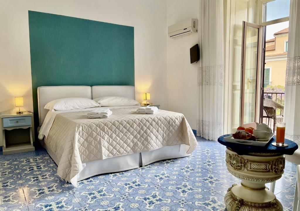 Postel nebo postele na pokoji v ubytování Ambasciata Sorrento Relais