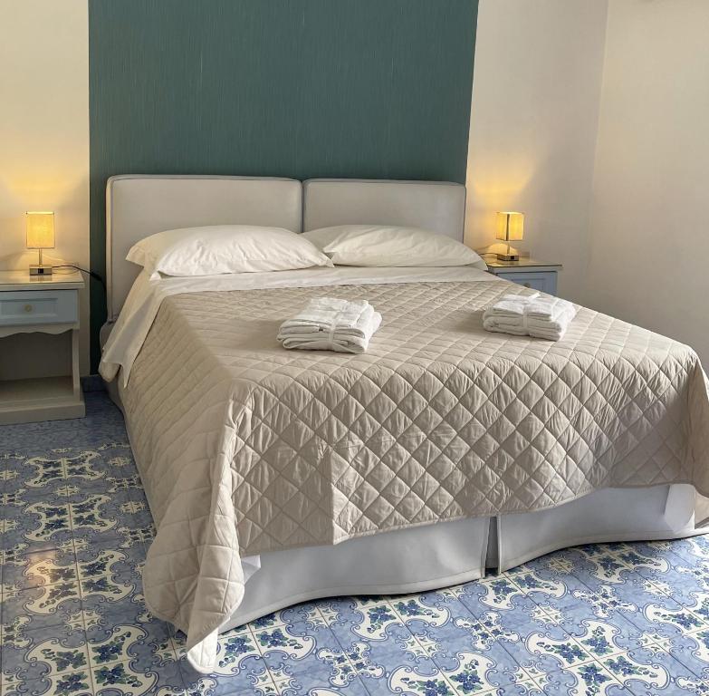 Postel nebo postele na pokoji v ubytování Ambasciata Sorrento Relais