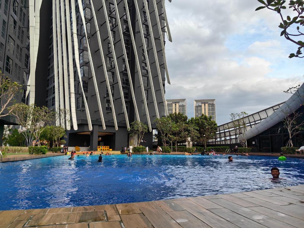 une grande piscine en face d'un bâtiment dans l'établissement Arte Mont Kiara KLCC Changkat Bukit Bintang Publika 4 Pax Jalan Alor Pavilion 1R2B, à Kuala Lumpur