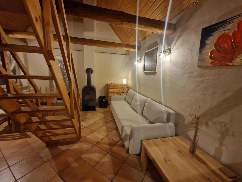 - un salon avec un canapé et une bouteille de vin dans l'établissement Ferienhof Gosen, à Gosen