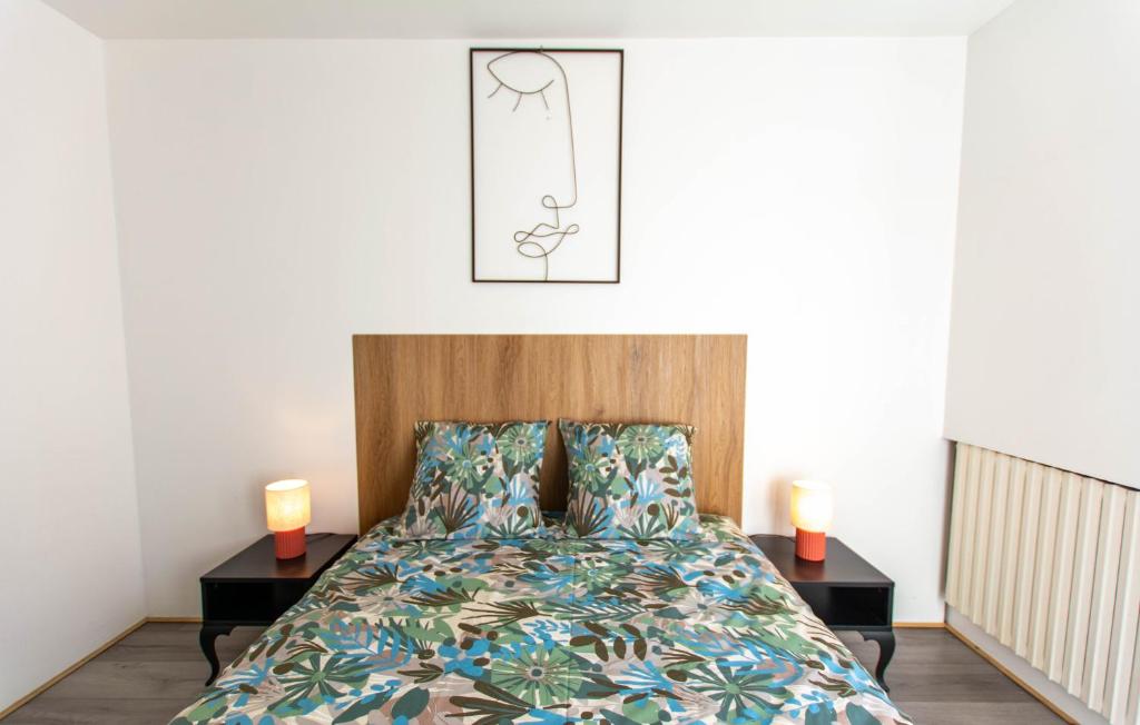 1 dormitorio con 1 cama y 2 mesas con velas en Appartement T3 gare de Chambéry centre ville, en Chambéry