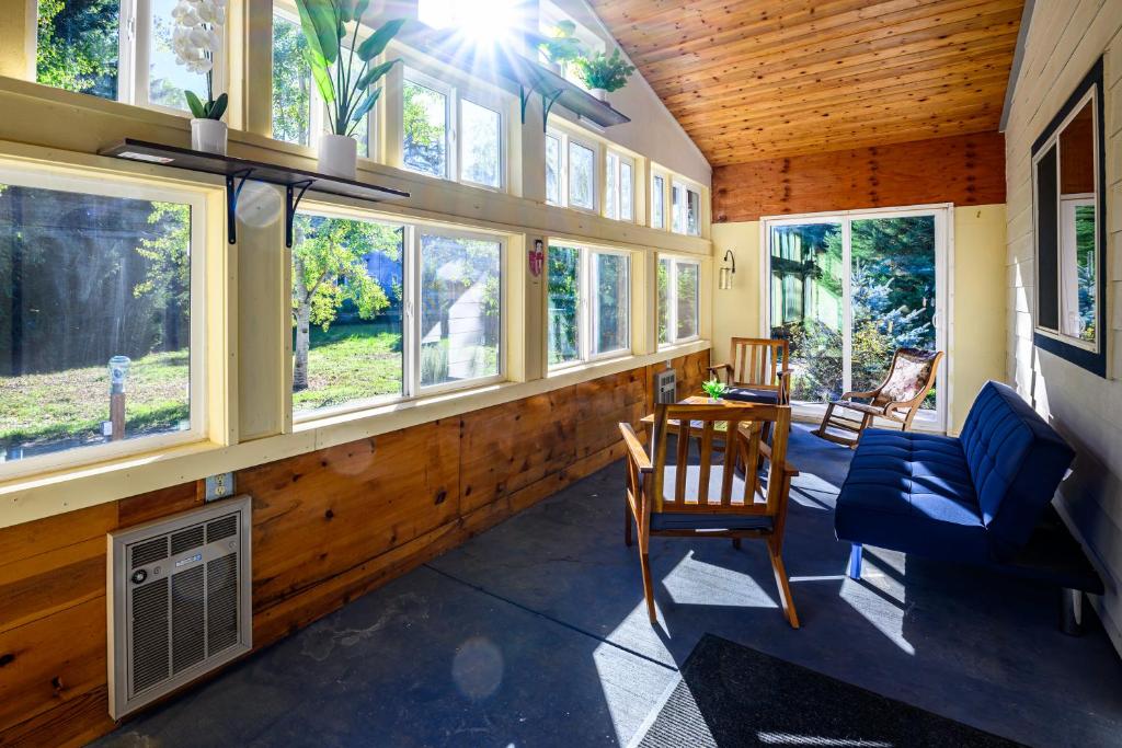 - un salon avec des fenêtres, un canapé et des chaises dans l'établissement Blue House - country living close to everything, à Eugene