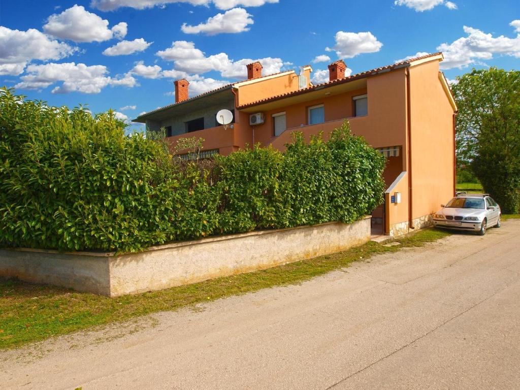 ein Haus mit einem davor geparkt in der Unterkunft Studio für 5 Personen ca 50 qm in Fažana, Istrien Istrische Riviera - b60913 in Valbandon