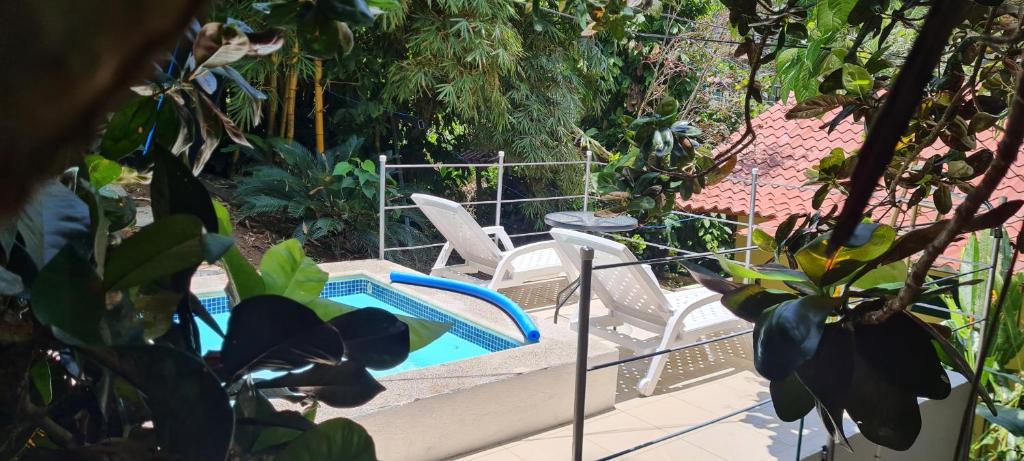 Bazén v ubytování Jungle Beach Bungalow with AC & Fiber optic nebo v jeho okolí