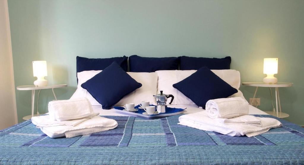 een bed met twee handdoeken en een theepot erop bij Ferienwohnung für 1 Personen 2 Kinder ca 35 qm in Giardini Naxos, Sizilien Ostküste von Sizilien in Giardini Naxos