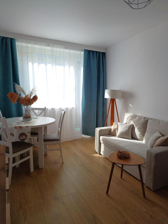 Svetainės erdvė apgyvendinimo įstaigoje Apartament Turkusowy