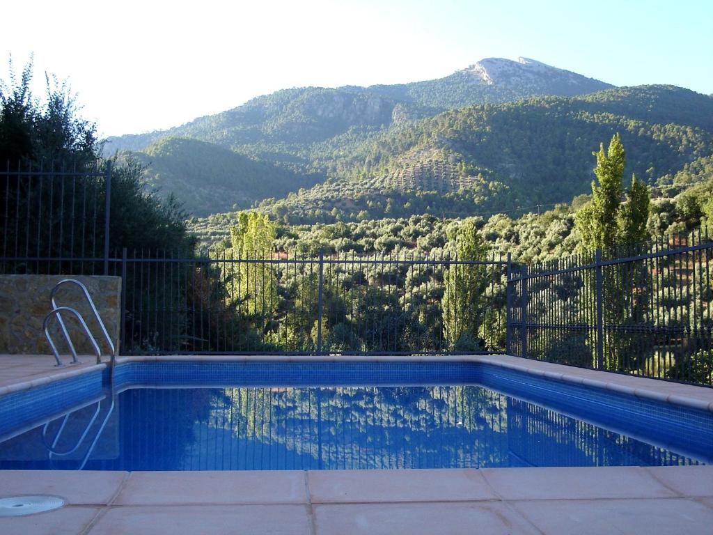 una piscina con vistas a la montaña en Cortijo los Bataneros, en Segura de la Sierra