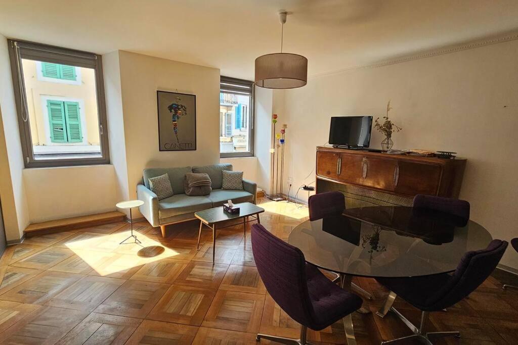 un salon avec une table et un canapé dans l'établissement Cœur de Ville au pied du funiculaire, à Thonon-les-Bains