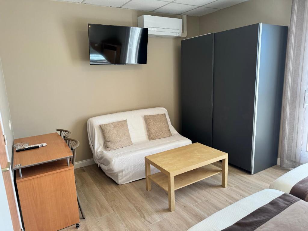 TV a/nebo společenská místnost v ubytování Logis Hotel Restaurant le Mirador