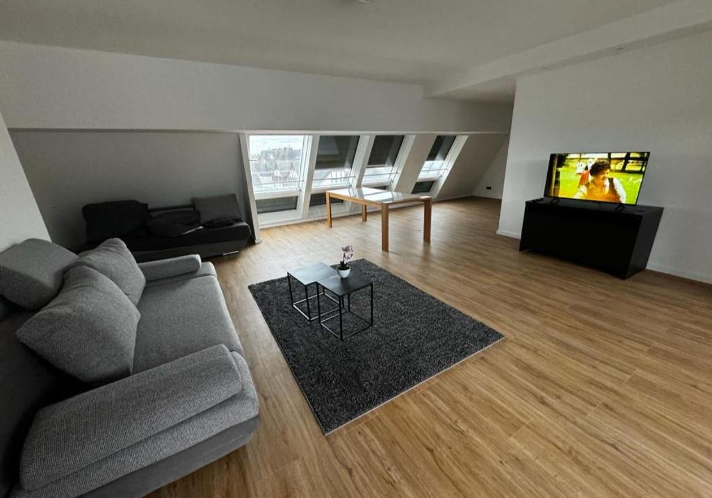 a living room with a couch and a tv at Altstadt-Glück - Terrasse&Sauna in Andernach