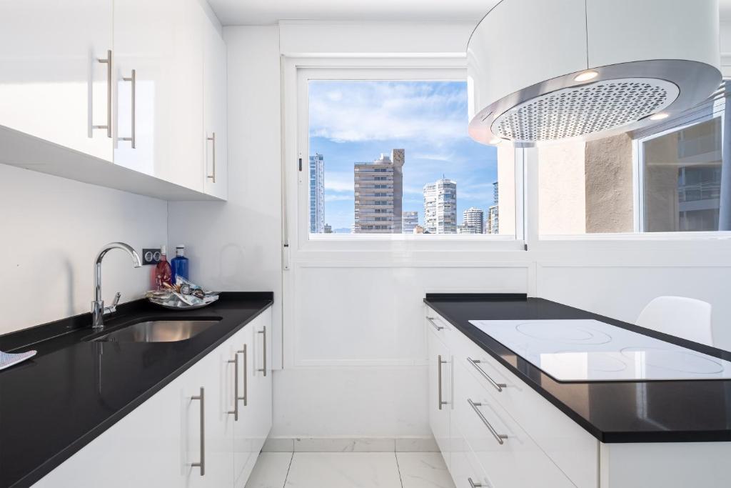Kuchyňa alebo kuchynka v ubytovaní Penthouse Ancla 461 Levante Beach