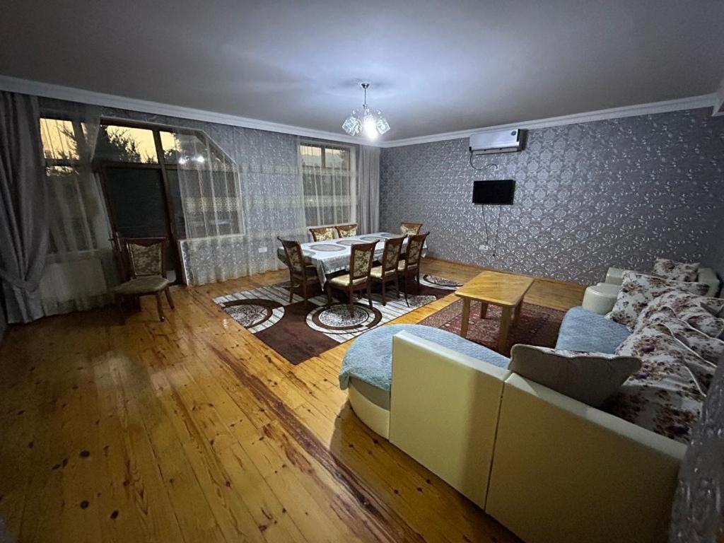 sala de estar con sofá y mesa en SeMa Qonaq Evi, en Zaqatala