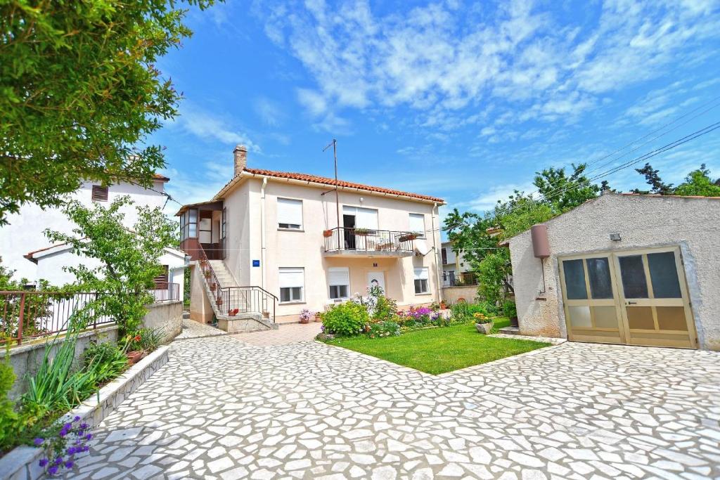 ein großes weißes Haus mit einem Innenhof in der Unterkunft Studio für 4 Personen ca 90 qm in Medulin, Istrien Südküste von Istrien in Medulin