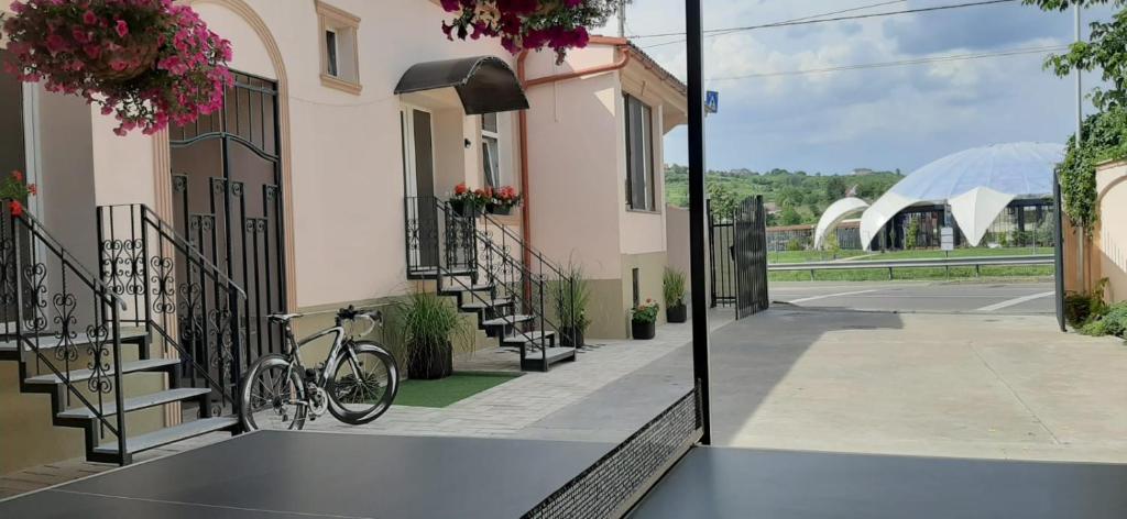 una bicicleta estacionada al costado de un edificio en Three Rivers Apartments - private free parking, self check-in, en Oradea