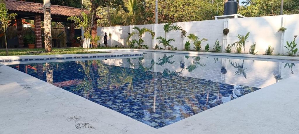 una piscina in una casa con pavimento in piastrelle di Cielo Azul a La Libertad