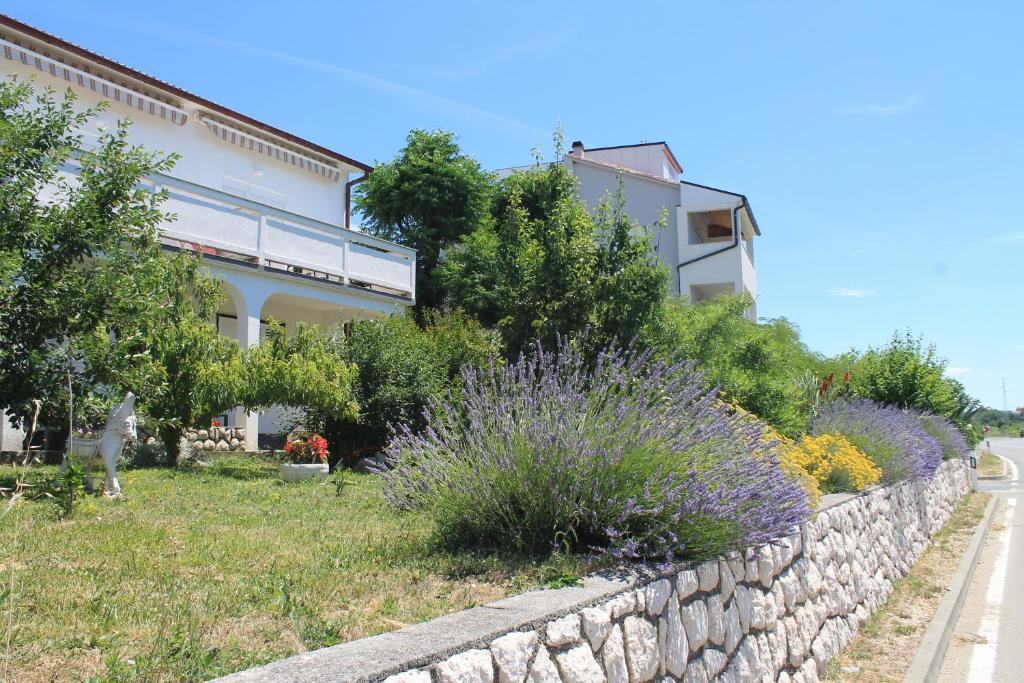 Zahrada ubytování Apartments 501 - spacious and bright apartment on island of Rab