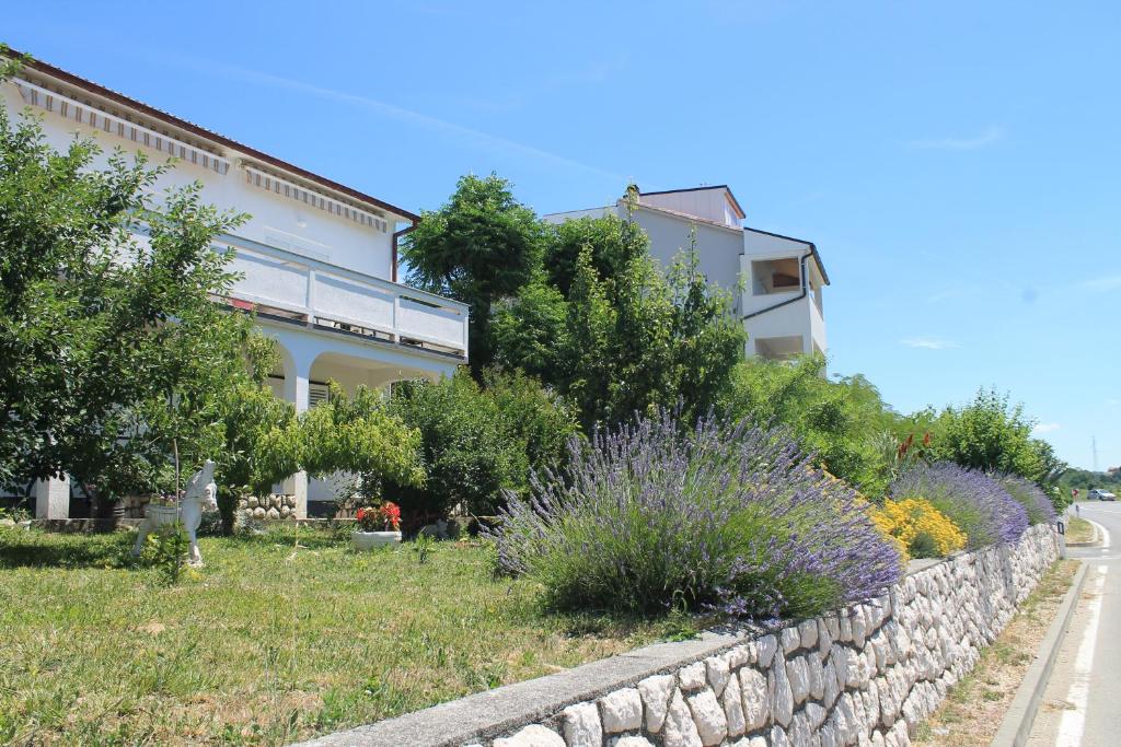 Zahrada ubytování Apartments 501 - spacious and bright apartment on island of Rab