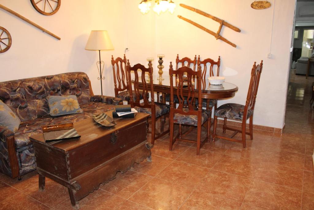 sala de estar con sofá y mesa en VILLA ROBLES, en Santisteban del Puerto
