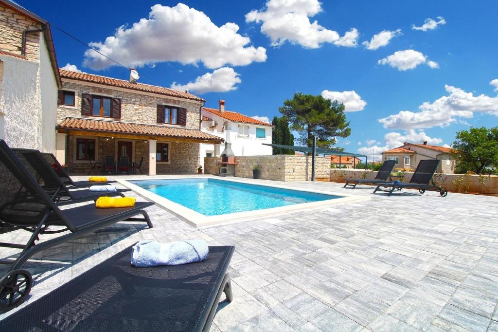 Bazén v ubytování Ferienhaus mit Privatpool für 6 Personen ca 125 qm in Ližnjan, Istrien Südküste von Istrien nebo v jeho okolí