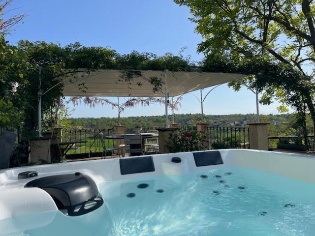 モンテーウ・ロエーロにあるVillino Ca' Bianca, vicino ad ALBA, tre camere da letto, sollevatori aerei, intera proprietàのホットタブ(テーブル、傘付)