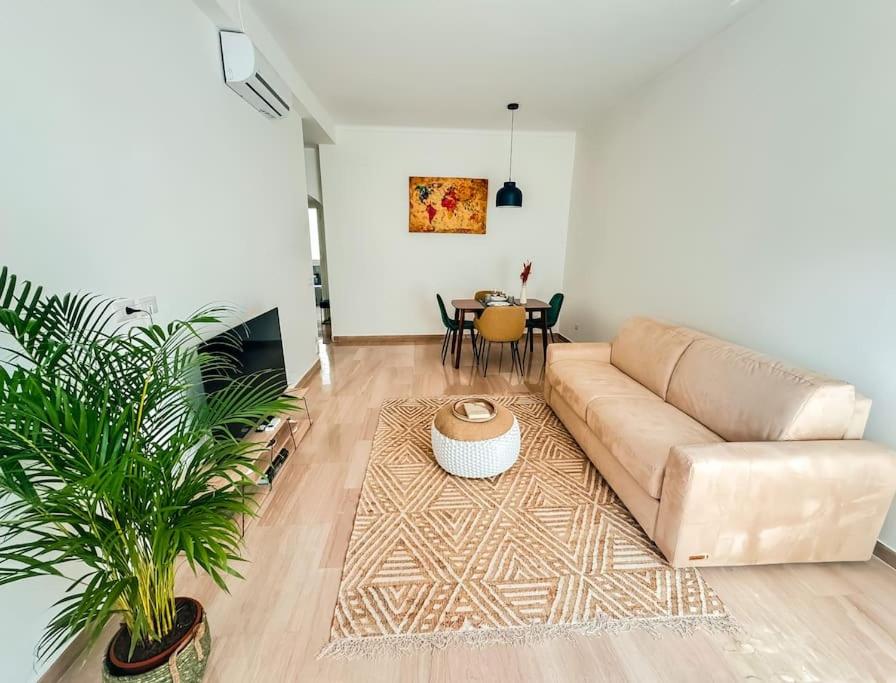 un soggiorno con divano e tavolo di ophelia apartment a Roma
