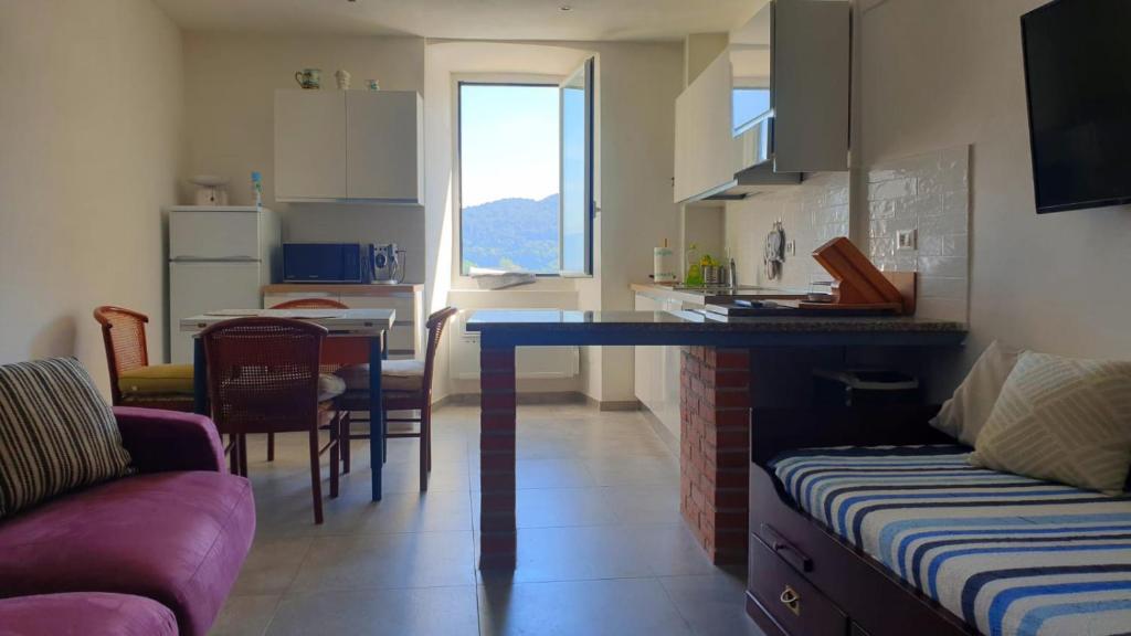 韋內雷港的住宿－Cà dela Fanteleta，厨房以及带桌子和沙发的客厅。