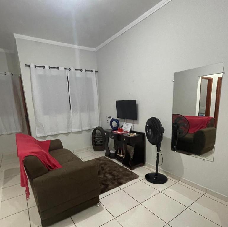 - un salon avec un canapé et un miroir dans l'établissement lolahouse, à Monte Sião