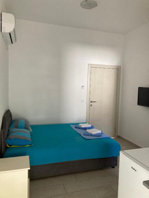 A bed or beds in a room at Budva, Jaz, apartmani DIF