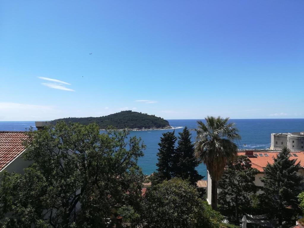 vistas al océano desde un edificio en Ferienwohnung für 3 Personen ca 30 qm in Dubrovnik, Dalmatien Süddalmatien, en Dubrovnik