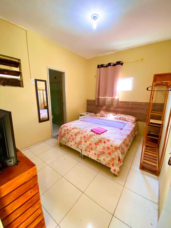 1 dormitorio con 1 cama y TV en Pousada Tianguá - Top Demais, en Tianguá