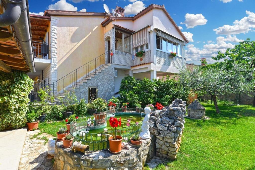 uma casa com um jardim em frente em Ferienwohnung für 8 Personen ca 85 qm in Rovinj, Istrien Istrische Riviera em Rovinj