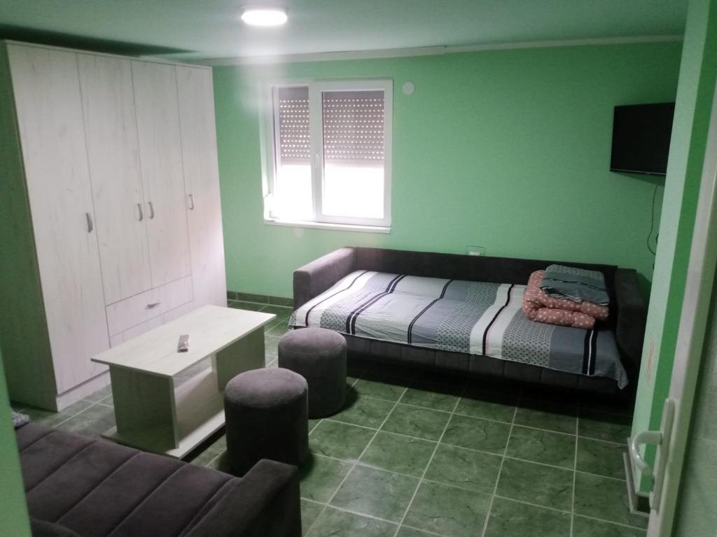 En eller flere senge i et værelse på Apartmani Stojković 2