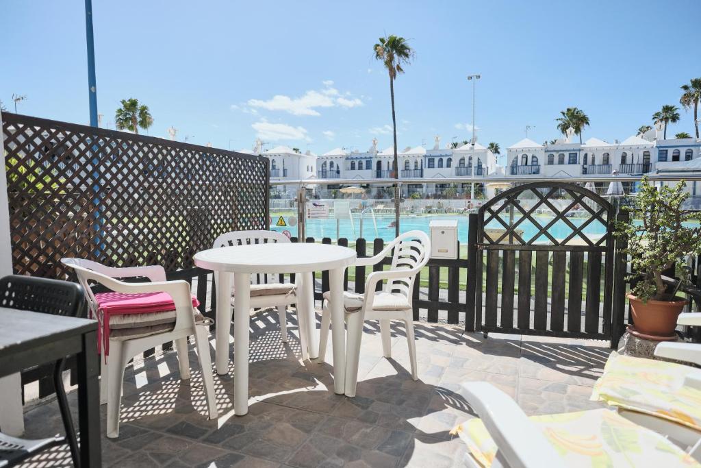 Delightful Bungalow Playmar: Comfort and Convenience in Maspalomas, Steps Away from Shopping Centers and Beaches