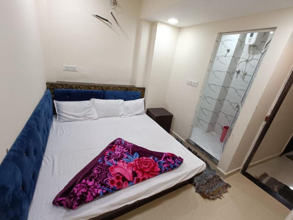 - une chambre avec un lit fleuri dans l'établissement Blue tower suites, à Ujjain