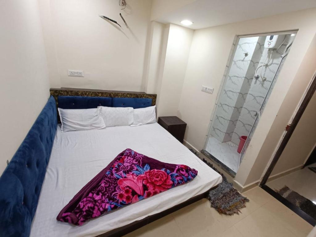 Un dormitorio con una cama con flores. en Blue tower suites, en Ujjain