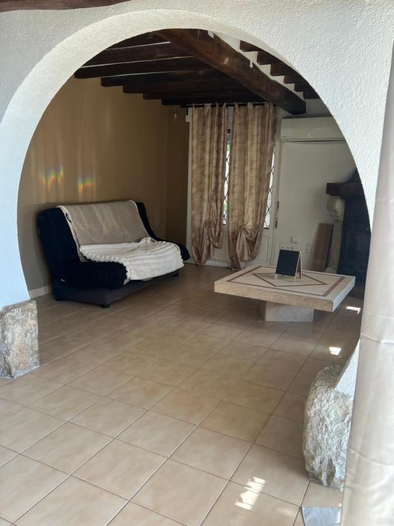 Zimmer mit einem Bett und einem Tisch mit einem Laptop in der Unterkunft BAS DE VILLA AU SOLEIL in Mouans-Sartoux