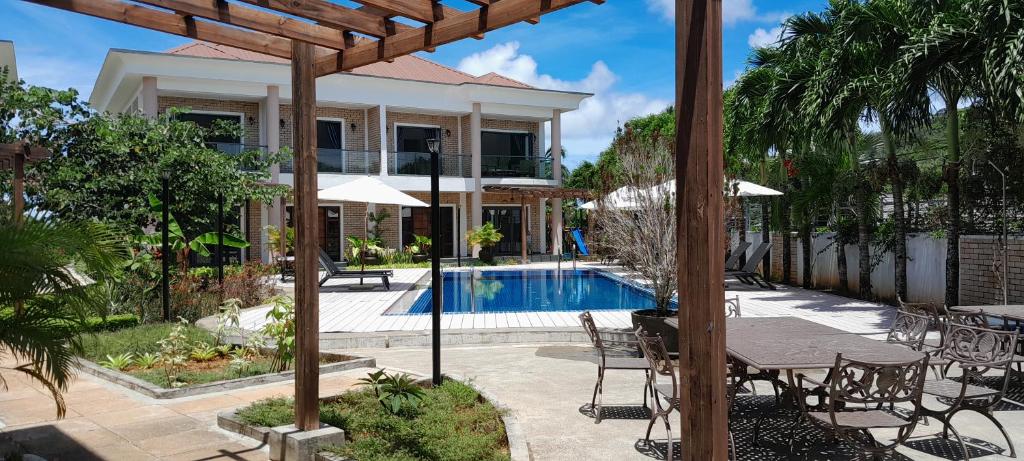 Bazén v ubytování ISLA HOLIDAY HOME nebo v jeho okolí
