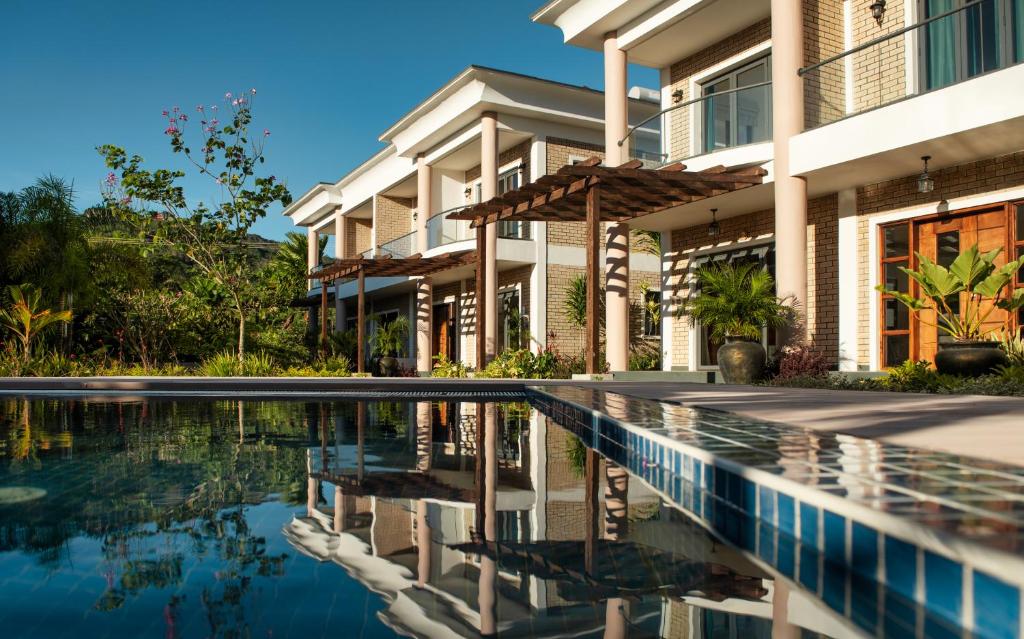 widok na dom z basenem w obiekcie ISLA HOLIDAY HOME w mieście Anse Royale