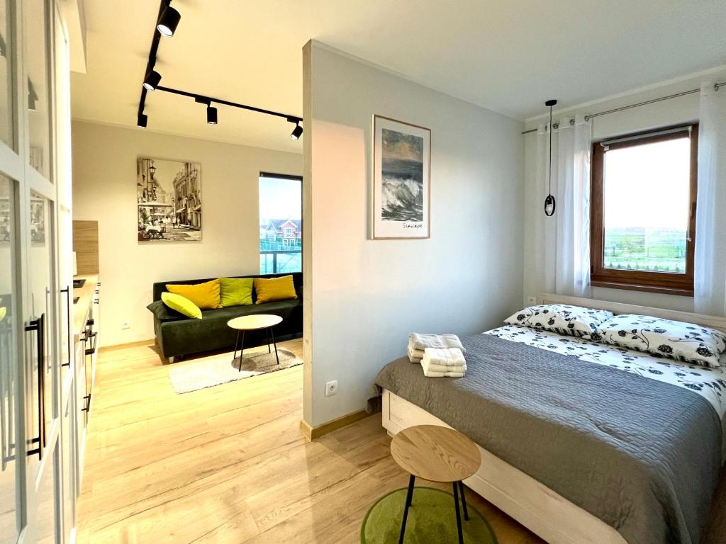 מיטה או מיטות בחדר ב-Piękny Apartament Blisko Morza - Sarbinowo