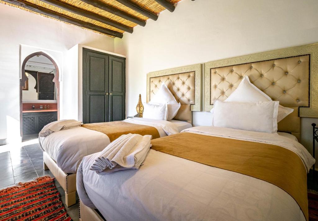 Postel nebo postele na pokoji v ubytování Kasbah Alili