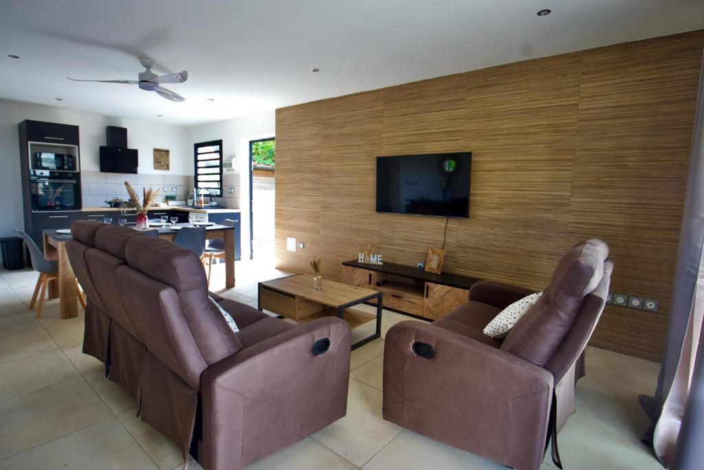 TV a/nebo společenská místnost v ubytování Le Beau Vallon 1 classée 4 étoiles - Jacuzzi privatif et piscine chauffée partagée