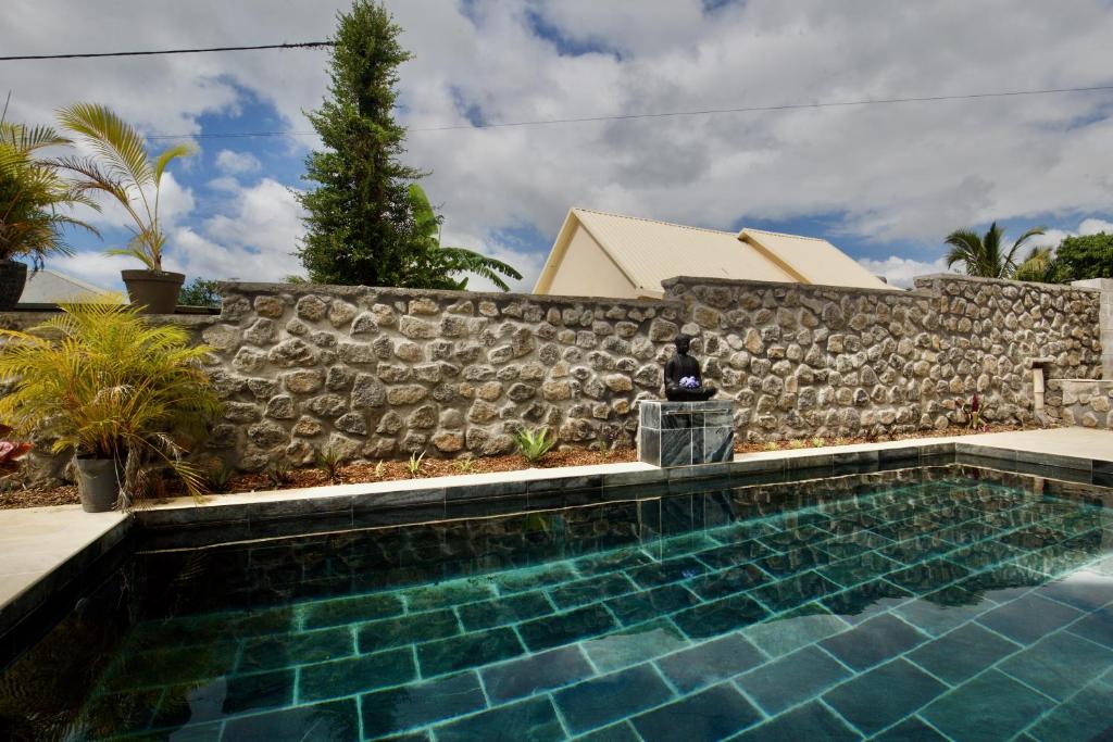 Bazén v ubytování Le Beau Vallon 1 classée 4 étoiles - Jacuzzi privatif et piscine chauffée partagée nebo v jeho okolí