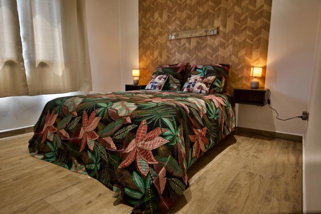 Postel nebo postele na pokoji v ubytování Le Beau Vallon 1 classée 4 étoiles - Jacuzzi privatif et piscine chauffée partagée