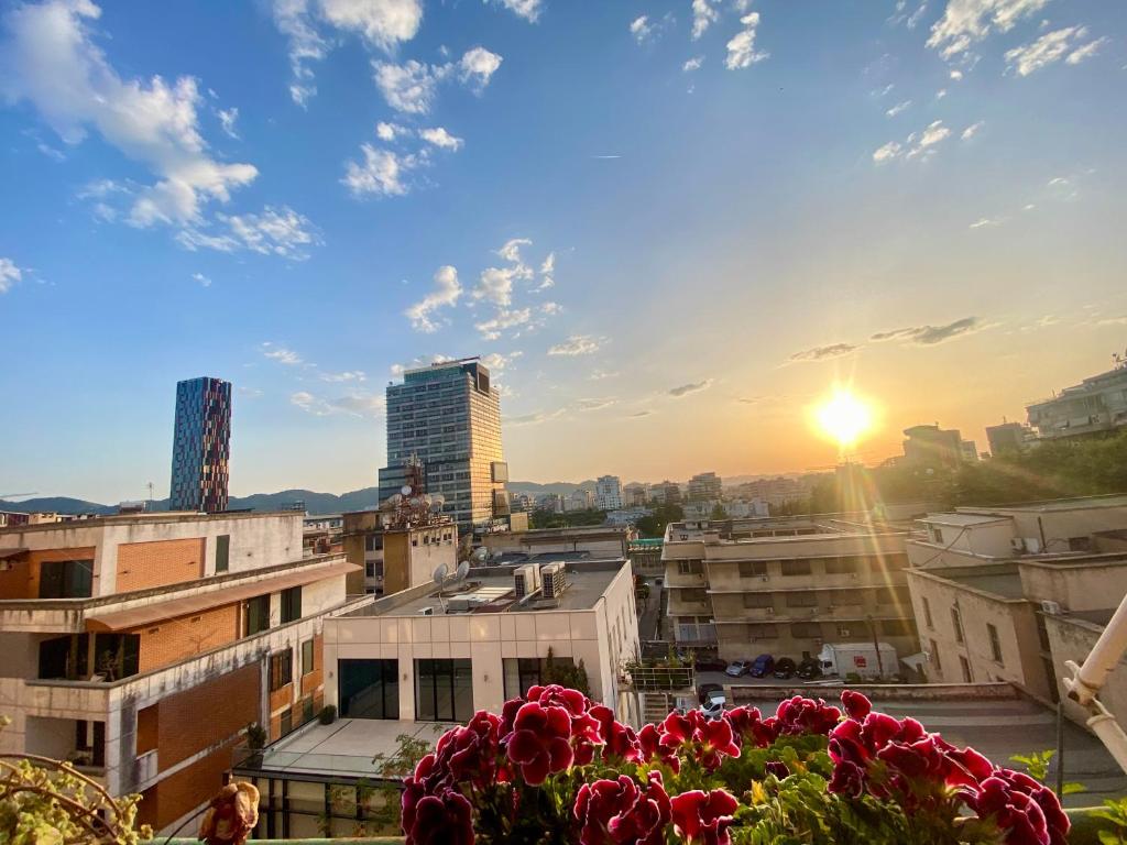 Nespecifikovaný výhled na destinaci Tirana nebo výhled na město při pohledu z apartmánu