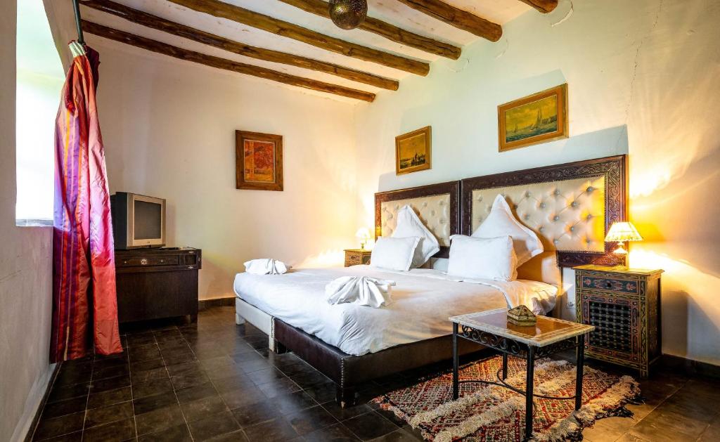 Postel nebo postele na pokoji v ubytování Kasbah Alili