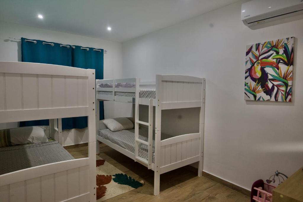 Postel nebo postele na pokoji v ubytování Le Beau Vallon 1 classée 4 étoiles - Jacuzzi privatif et piscine chauffée partagée