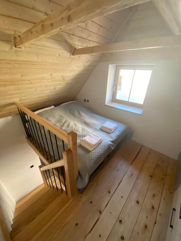 een slaapkamer met een bed in een loft bij Apartament przy Browarze in Żywiec