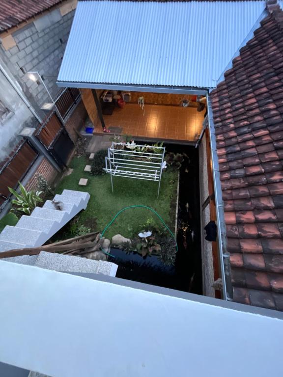 an overhead view of a garden with a bench on a roof at Gemyah in Glagah